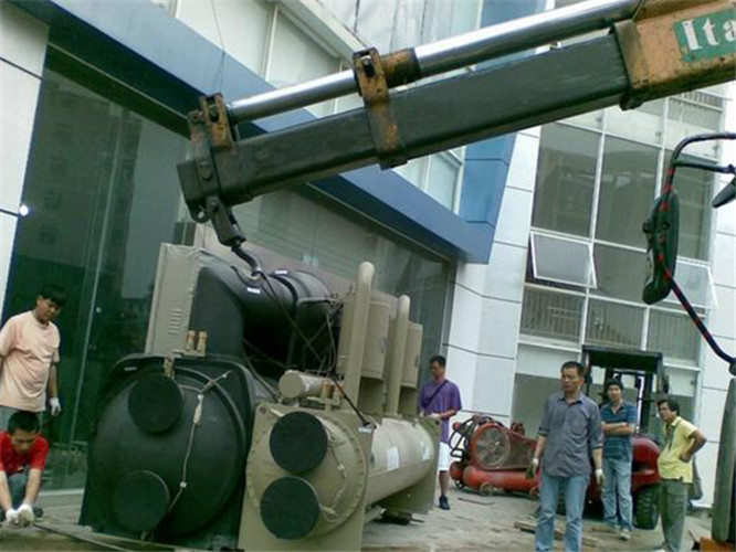 仓山区随车吊和汽车吊的核心区别是什么？哪种更省钱？